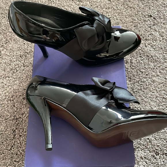 Stuart Weitzman Shoes - Stuart Weizmann 81/2 shoe NWT. Never worn